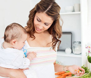 Мама с ребенком и овощами - питание кормящей матери