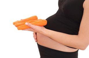 Беременная с овощами (морковкой)